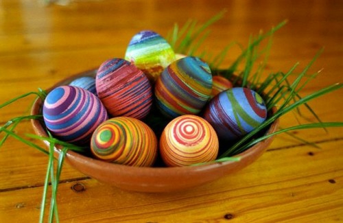 بيض عيد الفصح الملونة فكرة ديكو سلة الأعياد العشب