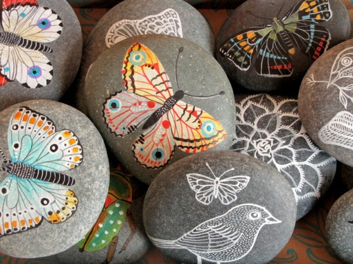 طلاء الفراشات الملونة على الحجارة