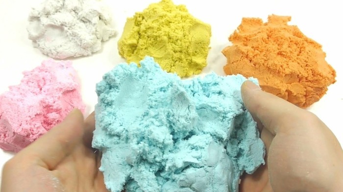 Farverigt kinetisk sand gør DIY selv