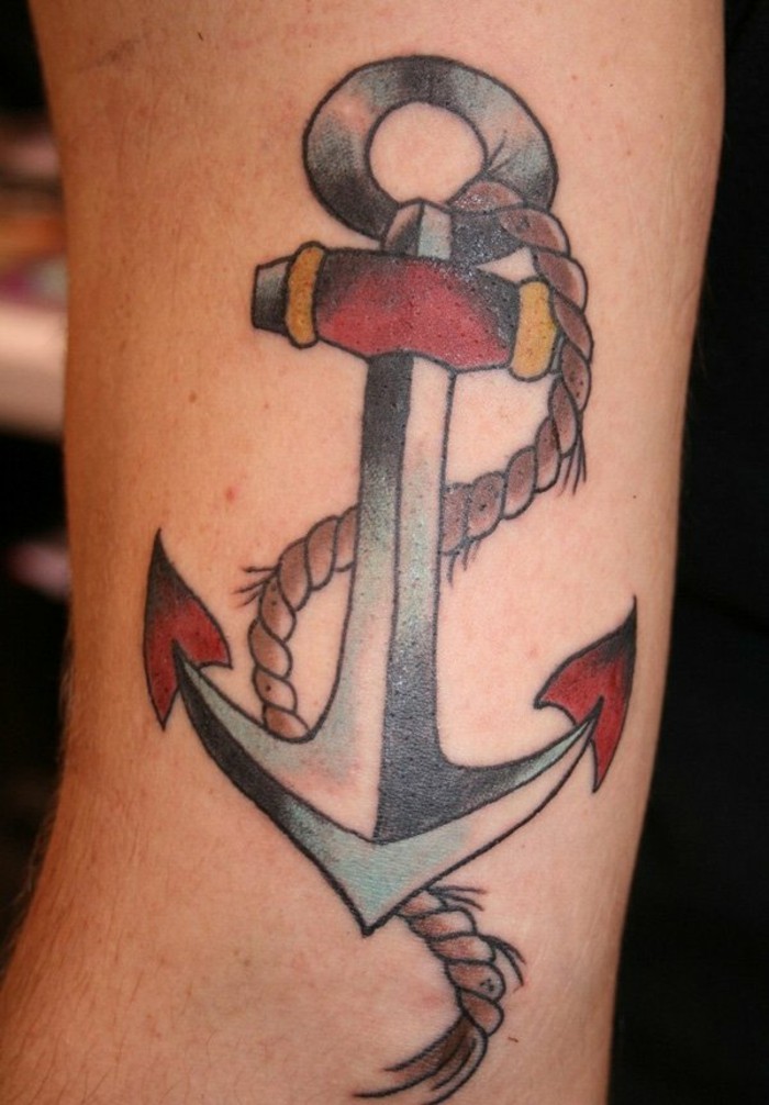 tatouage d'ancrage coloré bras supérieur idée