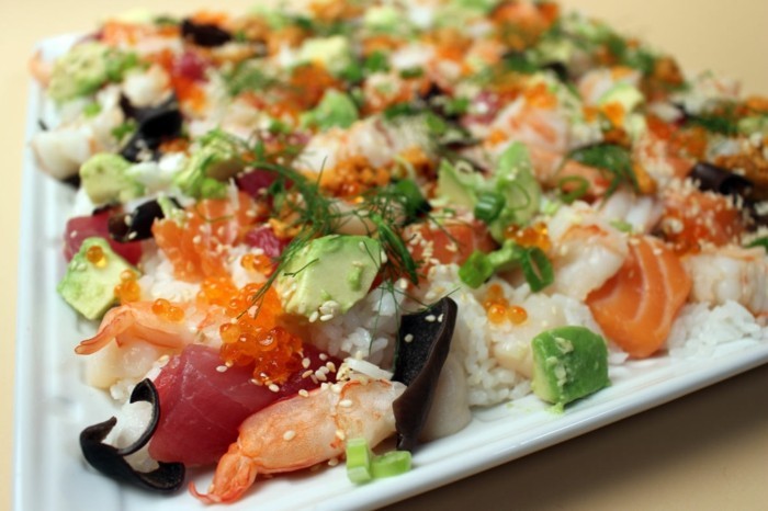 chirashi sushi på tallerkenen