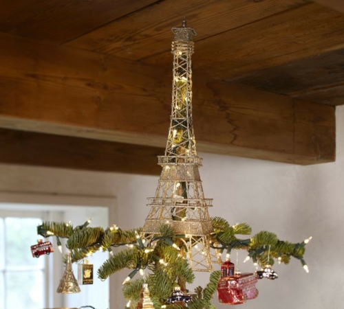 圣诞树顶部与灯链的埃菲尔铁塔