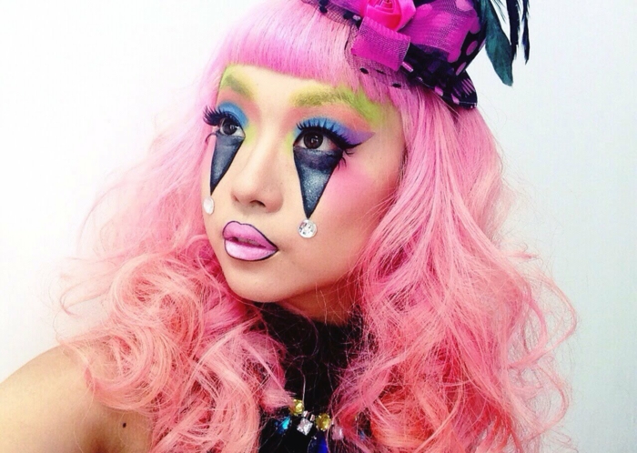 klaun make-up modrá fialová třpytivá růžová vlasová paruka