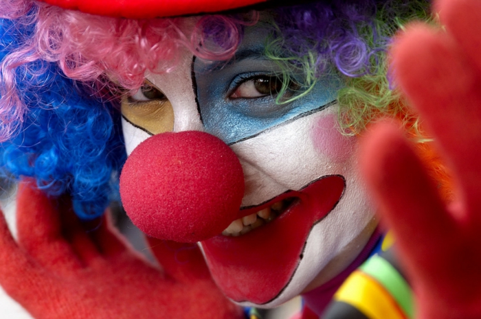 Гримът на клоуна е професионален пътеводител