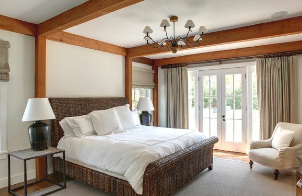 camas frescas en dormitorio de estilo colonial ventanas puertas francesas