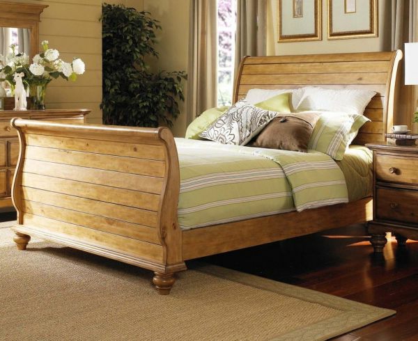 camas coloniales frescas cálidos colores de madera dormitorio invitando