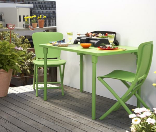 прохладни балкон идеи за обзавеждане на цветове маса столове зелено