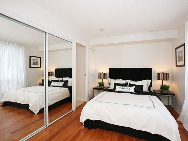 ideas deco frescas dormitorio pequeño armario ajustado armario cama espejo