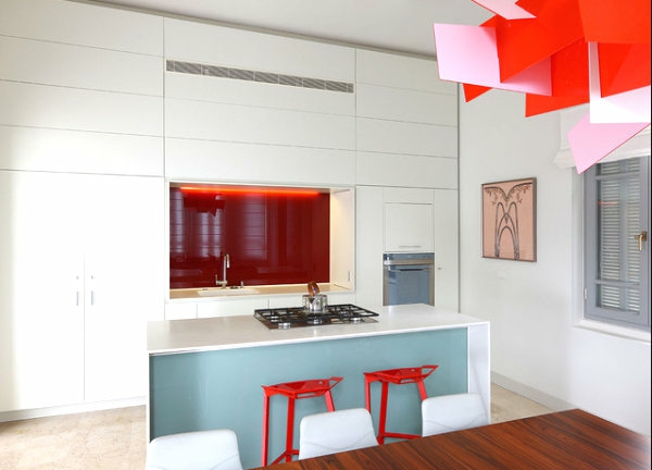 酷五颜六色的颜色室内设计厨房建在厨柜红色