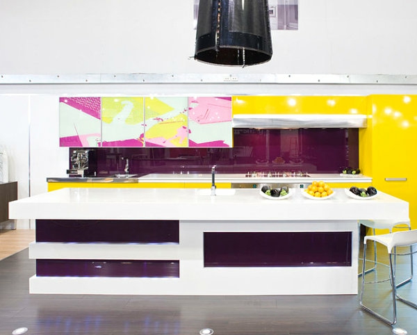 在五颜六色的颜色厨房岛水槽冷室内设计