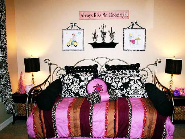 ungdomsværelse design seng væg indretning sorte bordlamper