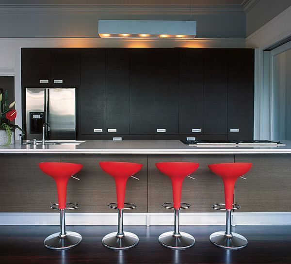 koele rode kleur voor de keuken met stijlvolle barkrukken
