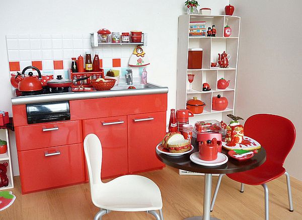 لون أحمر بارد للمطبخ لطيف الداخلية من شقة صغيرة