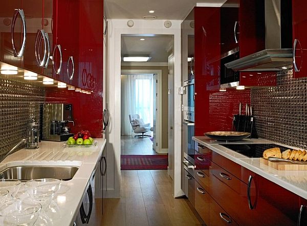 culoare roșie rece pentru bucătăria renovată în nuanțe întunecate