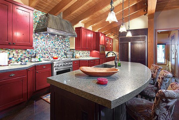 viileä väri keittiölle perinteisesti tumma punainen kaapit marmori pintaan