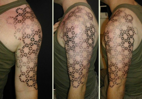 Σχέδια τατουάζ στο επάνω μέρος του τατουάζ βραχίονα γεωμετρικά