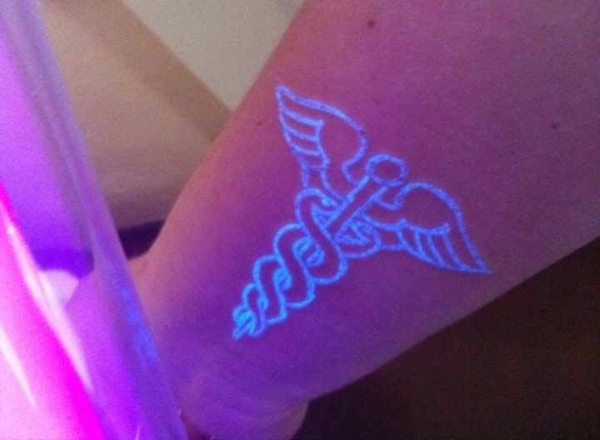 tatuointi uv tatuointi kainalo