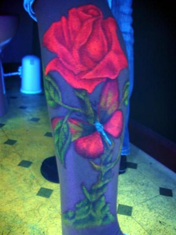 tatoeages uv tattoo ideeën bloemenpatroon