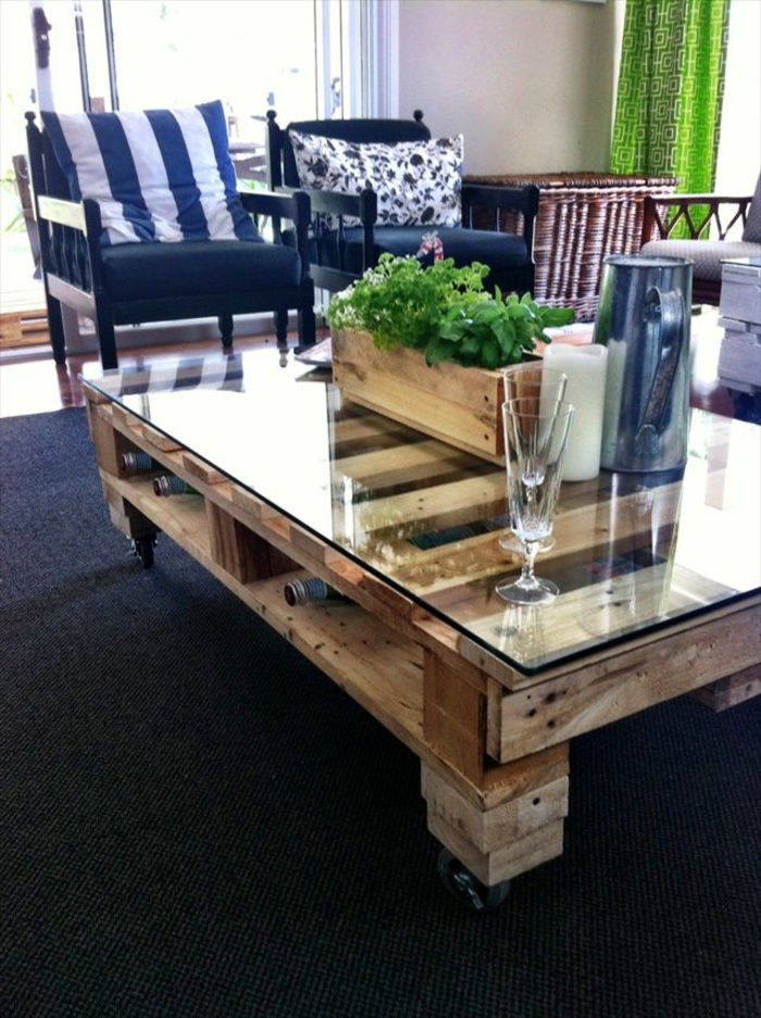χτίστε το τραπέζι του καφέ από παλέτες με ξύλινο τραπέζι από ξύλο