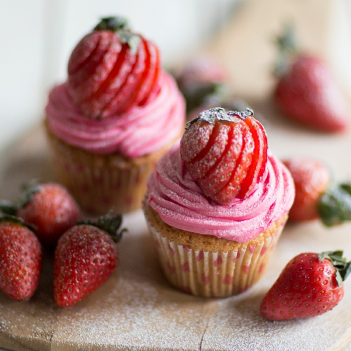 cupcake deco ιδέες μωβ κρέμα προσώπου ροζ φράουλα σε σκόνη ζάχαρη