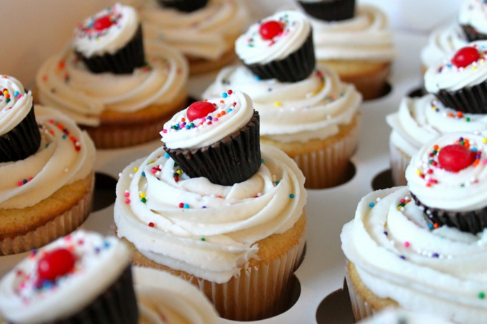 cupcake deco muffins ιδέες γενεθλίων κρέμα ζάχαρης πασπαλίζουμε