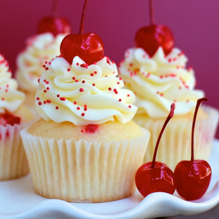 cupcake deco muffins φωτεινό κρέμα κόκκινη ζάχαρη πασπαλίζει κεράσια