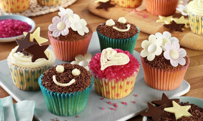 cupcake deco muffins σοκολάτα ψεκάζει αστέρια καρδιές λουλούδια ιδέες κόμμα