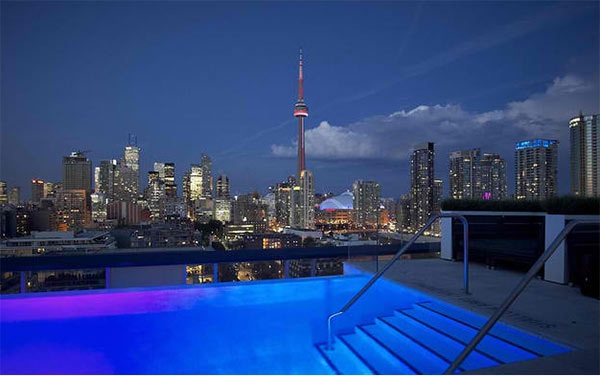 piscine de toit à la nuit toit idées de conception de terrasse