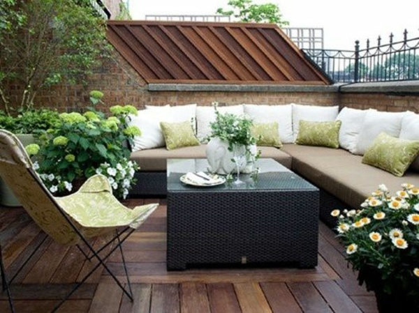 balcón terraza vista lateral protección madera muebles de ratán