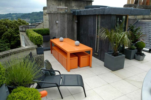 roof terrace design color accents in orange balcony furniture hedge balcony plants