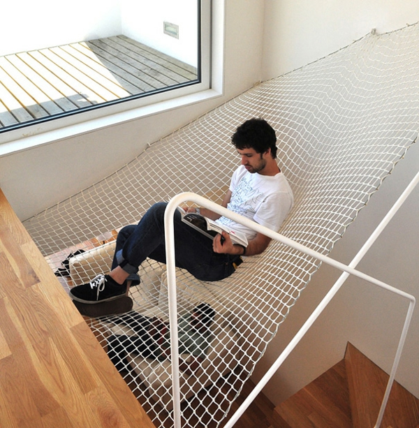 αίθουσα στέγης καθαρές δημιουργικές ιδέες διαβίωσης ζεστή γωνιά ανάγνωσης στον αέρα