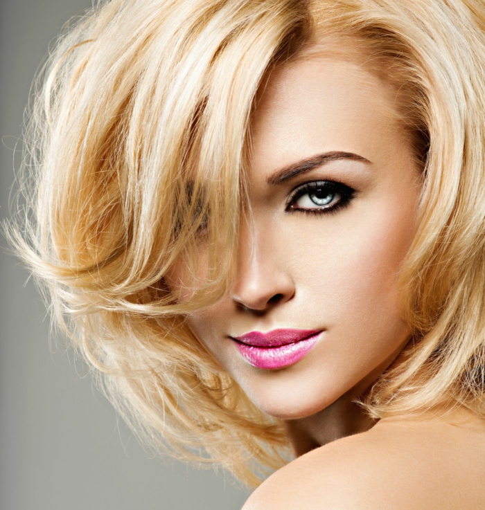 moteriškos šukuosenos blondinės plaukų tendencijos vidutinio ilgio plaukai