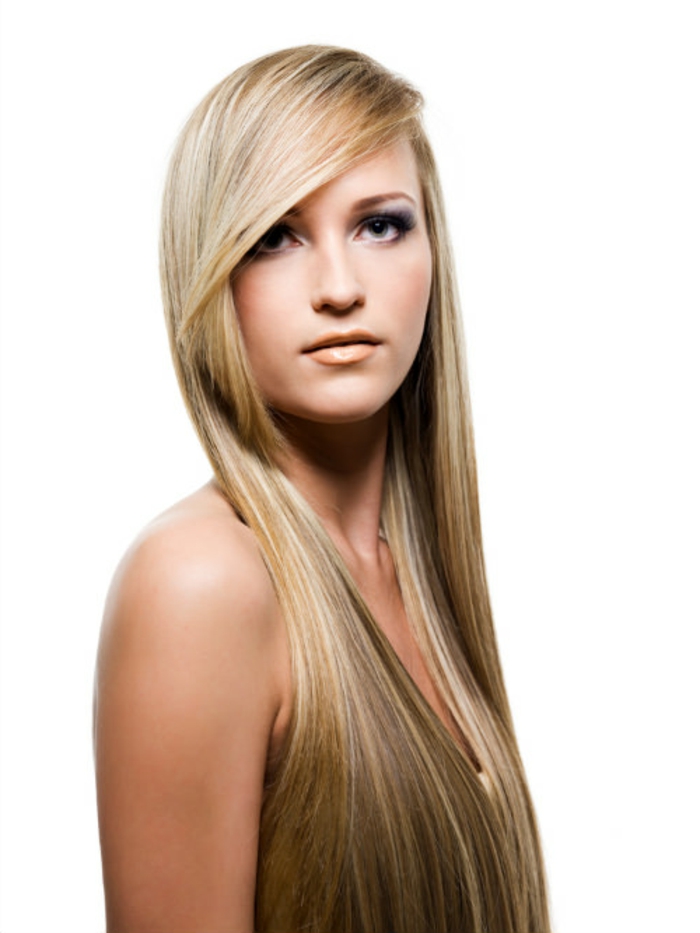 coiffures tendances des cheveux blonds long lisse