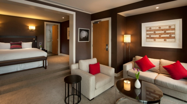 redesign yksityinen vierashuone sohvat tyynyt punainen