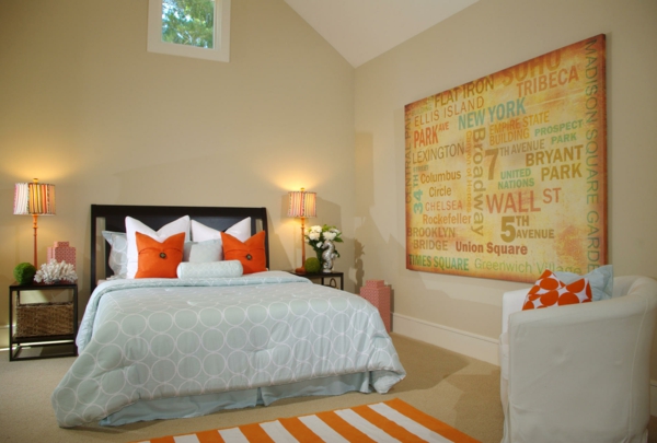 Suunnittele yksityinen vierashuoneen seinän sisustus mukavaan sänkyyn