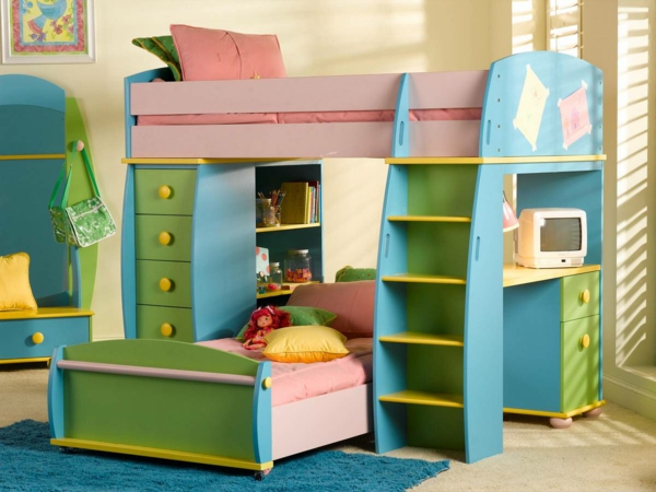 le lit haut droit avec des escaliers dans la chambre d'enfants coloré ludique