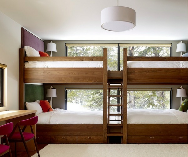 le lit haut droit avec des escaliers dans la chambre des enfants en bois massif