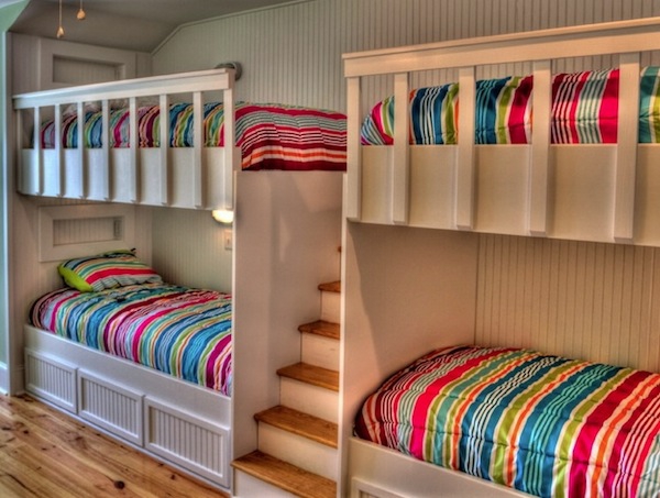 le lit haut droit avec des escaliers dans la chambre des enfants de quatre enfants