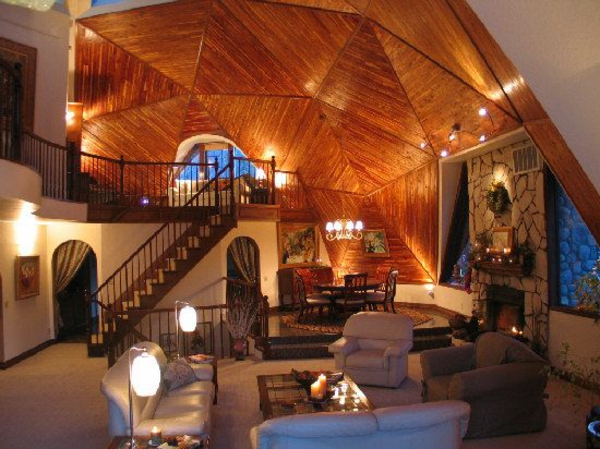 plafond design dôme en bois plafond canapé fauteuil cheminée
