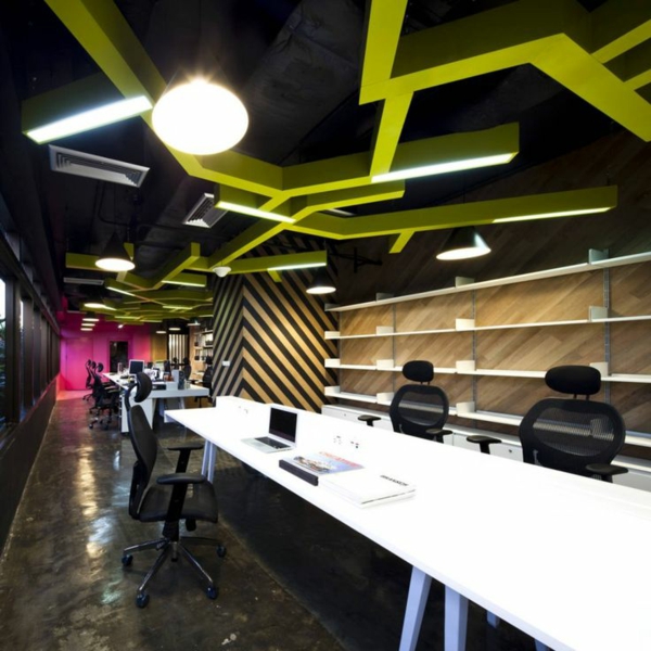 Plafond design noir futuriste chaises vertes