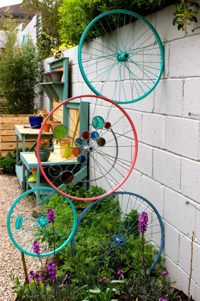 在花园里装饰自行车