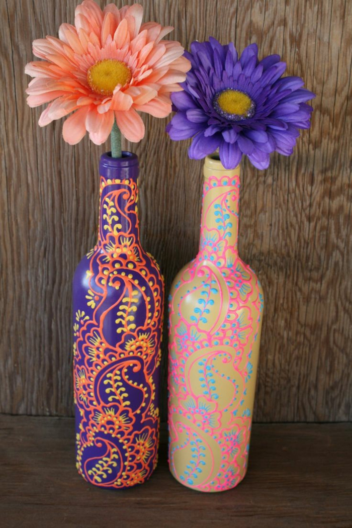 Bouteilles décorées de fleurs peintes de couleur