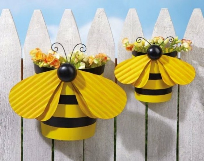 ideas de decoración para embellecer la valla del jardín con flores