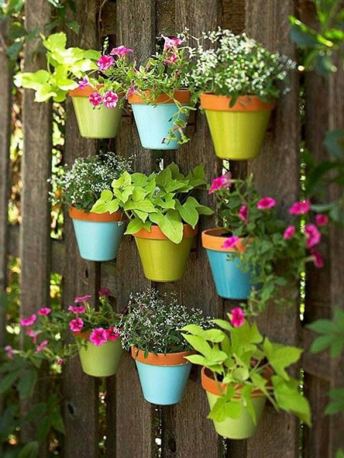 deco ideeën tuin hek versieren met bloempotten