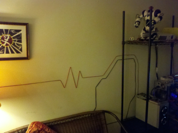 装饰创意的电缆在墙上隐秘地隐藏着