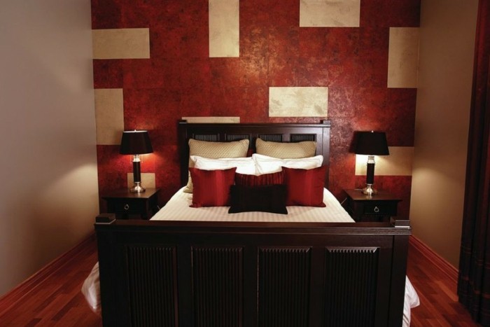 装饰理念卧室墙装饰红色投掷枕头米色墙壁