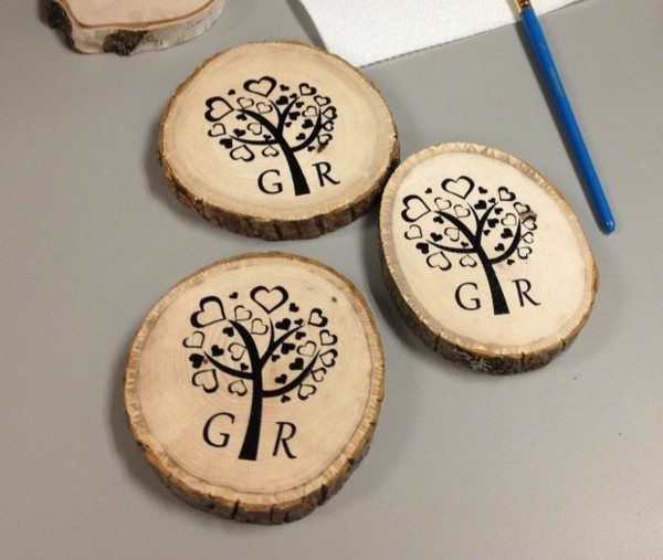 装饰自己的木制圆盘画树盘