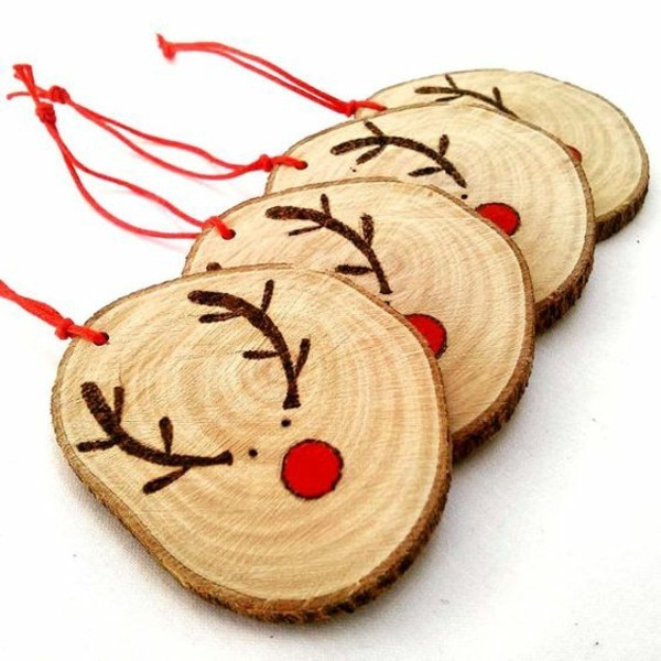 与木制圆盘装饰圣诞树装饰驯鹿图案