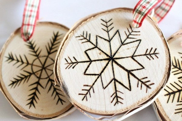 Deco con discos de madera hacen adornos de árbol de Navidad copos de nieve