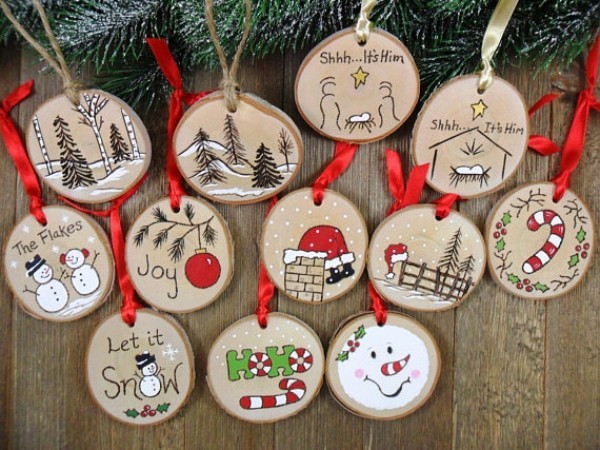 装饰与木制圆盘使圣诞装饰品制作圣诞球
